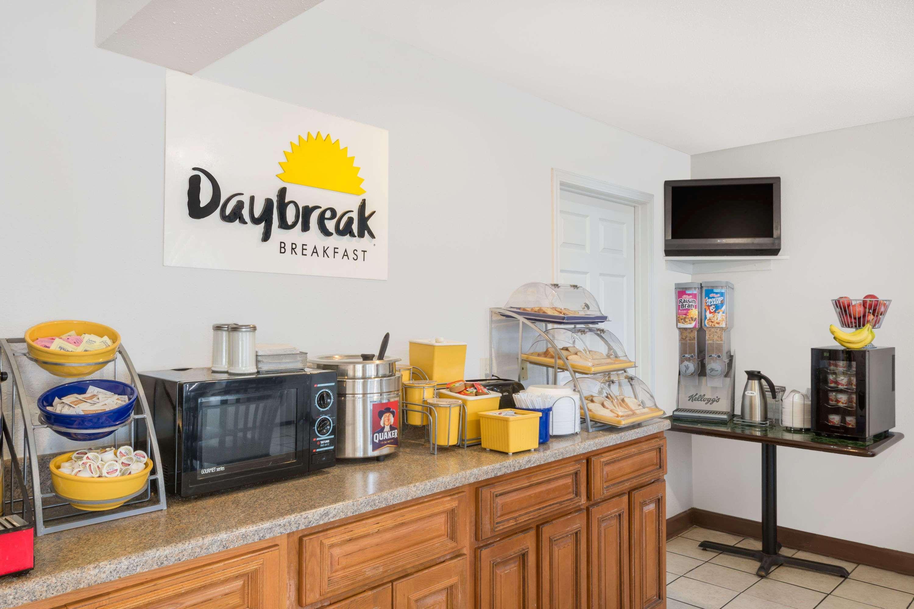 מאונט סטרלינג Days Inn By Wyndham Mt. Sterling מראה חיצוני תמונה